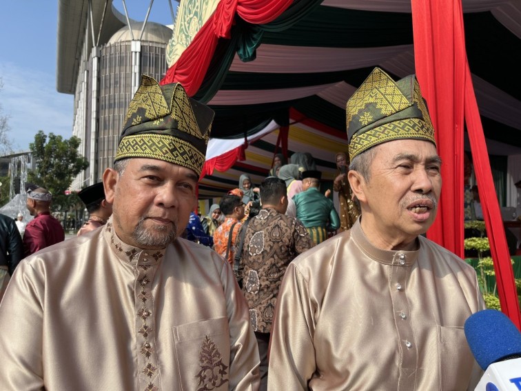 Syamsuar serta Gubri pada masanya turut hadiri upacara peringatan HUT Riau ke-68 (foto/Yuni)